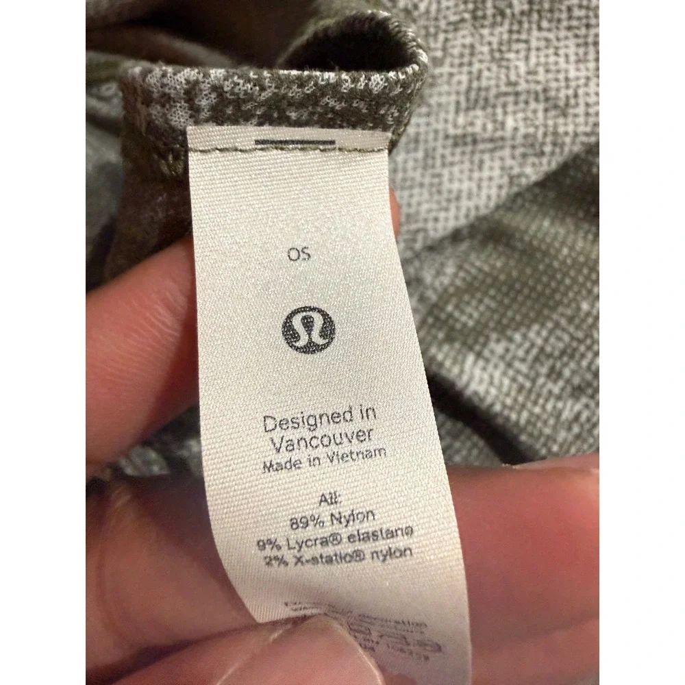 Lululemon Grey White Textured Knit Wrap Scarf Poncho One Size OS‎ Anti-Odor